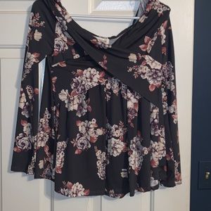 By Together woman’s long sleeve top